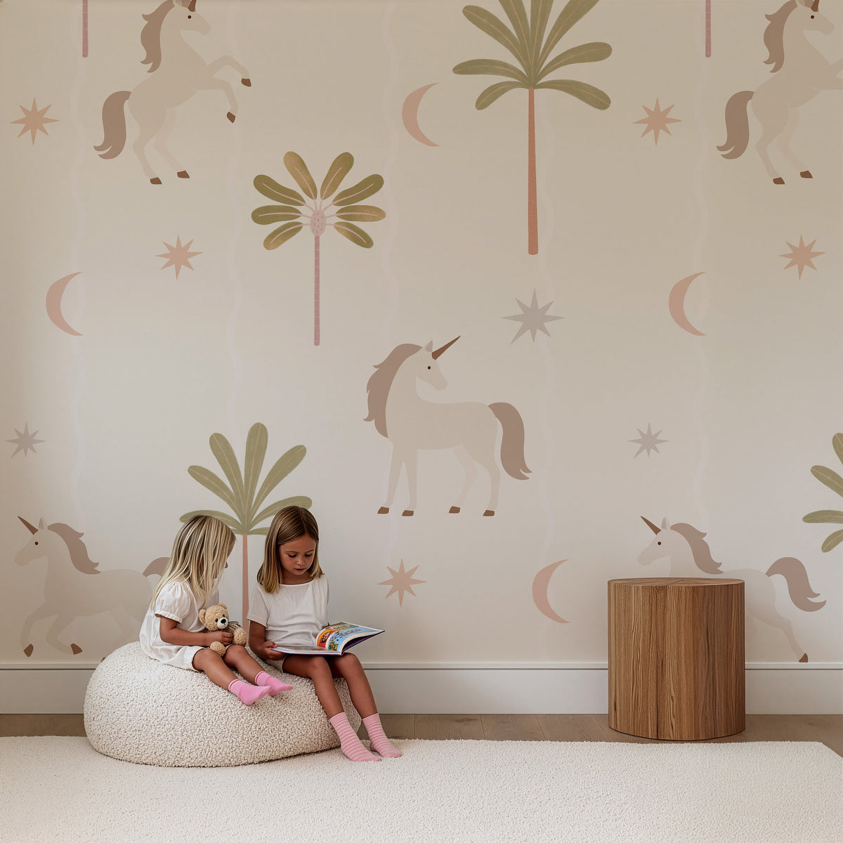 Kinderen met een boek op een lichte poef voor Unicorn stardust behang