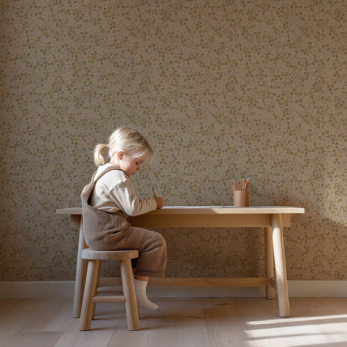 Meisje aan houten bureau voor Ditsy Flowers meadow beige behang