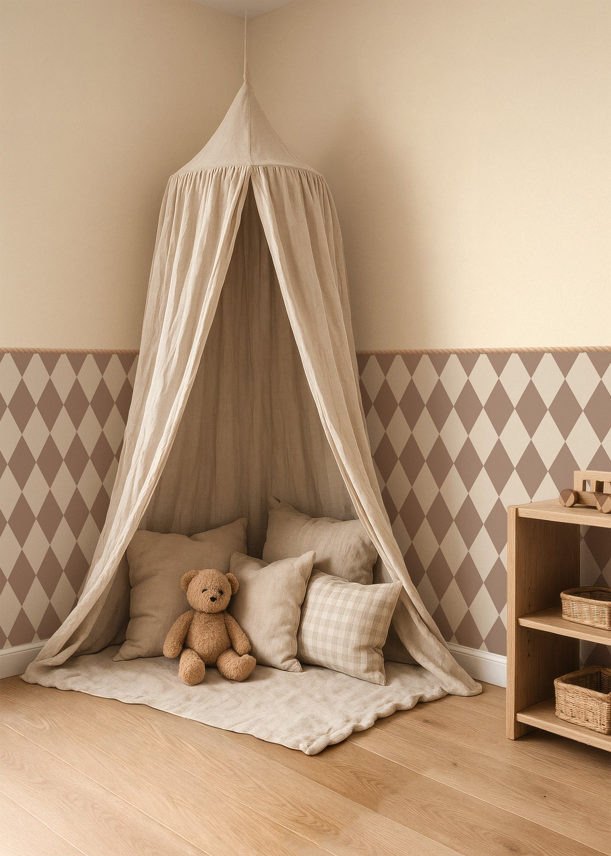 Lambrisering in de kinderkamer met behang op maat voor een speelse en stijlvolle uitstraling