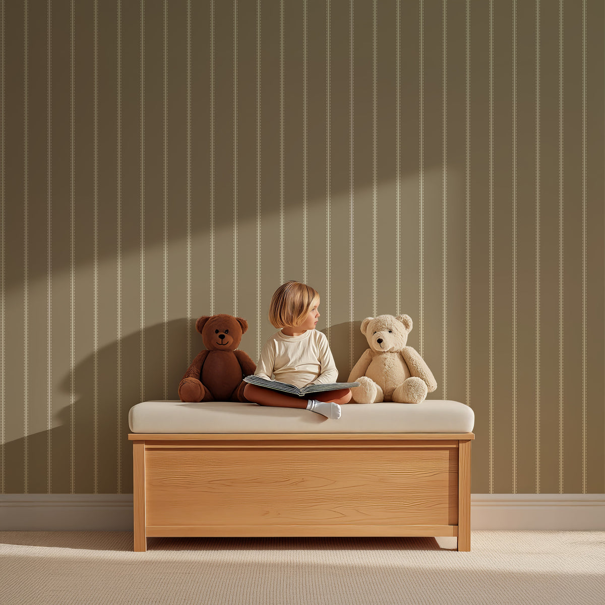 Leeshoek met houten bank en Tiny Stripes olive behang