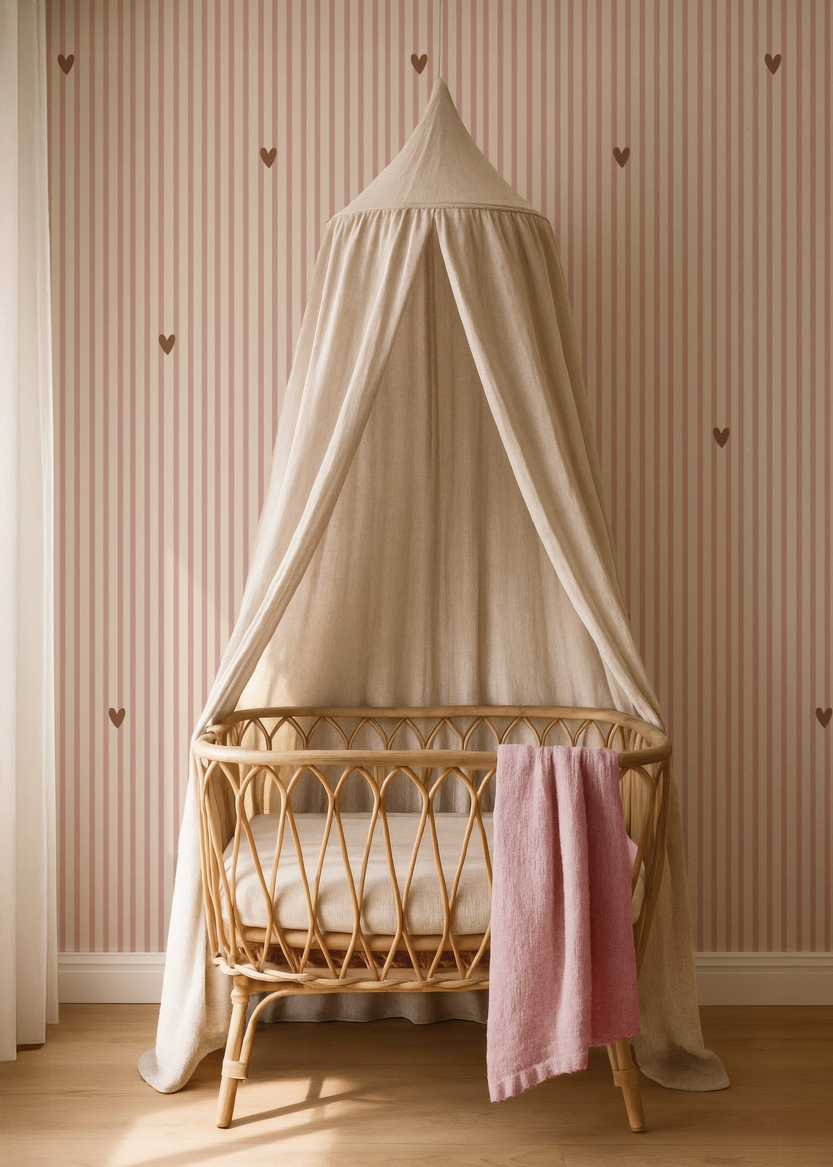 Babykamer met rotan ledikant, lichte hemel en Striped Hearts powder blush behang