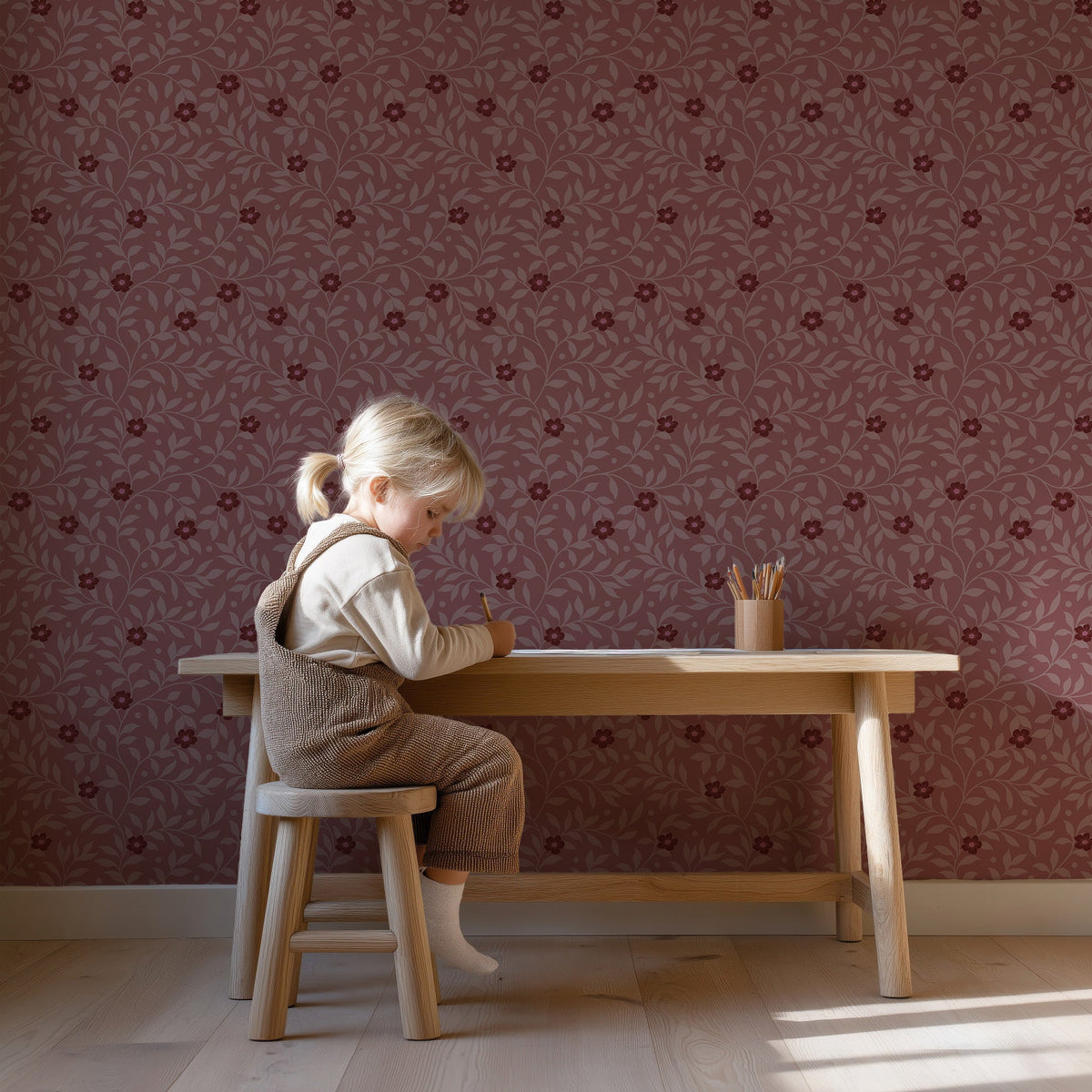 Meisje aan houten bureau met Tiny Blossom mauve bloemenbehang