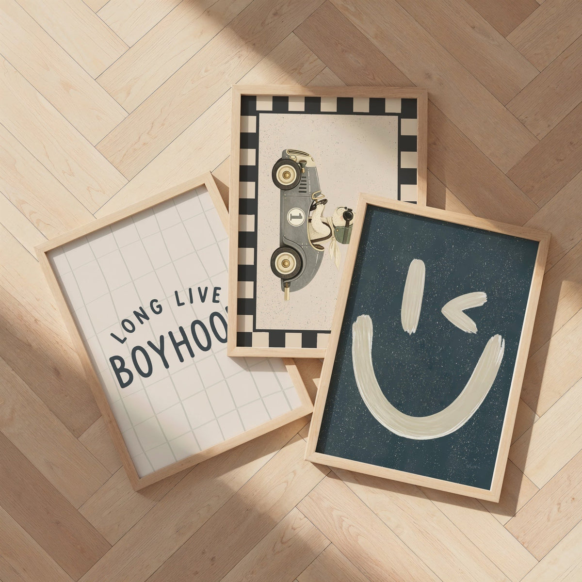 Posterset voor een jongenskamer met vintage raceauto, blauwe smiley en Boyhood poster