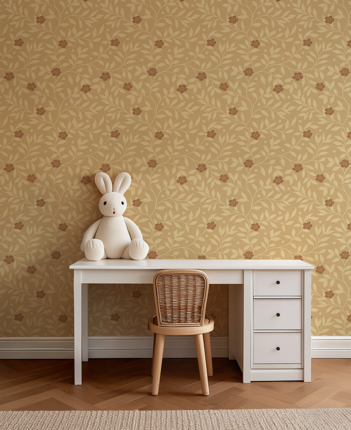 Wit kinderbureau met rotan stoel tegen Tiny Blossom ivory bloemenbehang