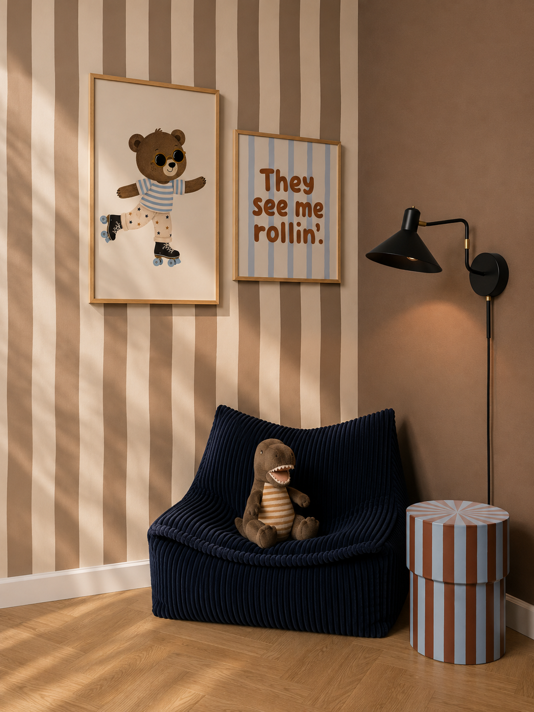 Wavy Stripes - mocca behang van ELLIE Studio in een sfeervolle kinderkamer