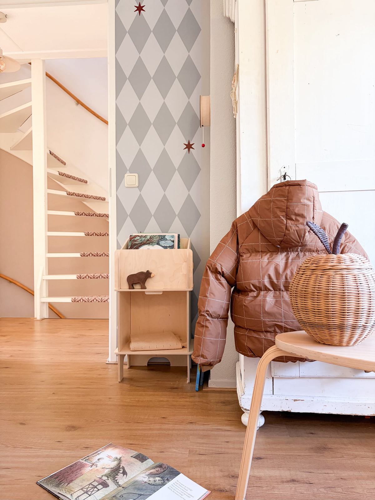kinderkamer met behang wiebertje vintage blue met sterren