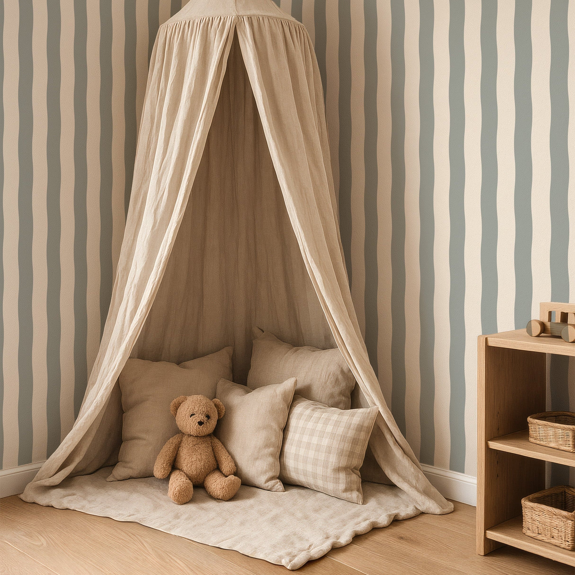 Wavy stripes patroonbehang in rustige kleuren voor de kinderkamer.