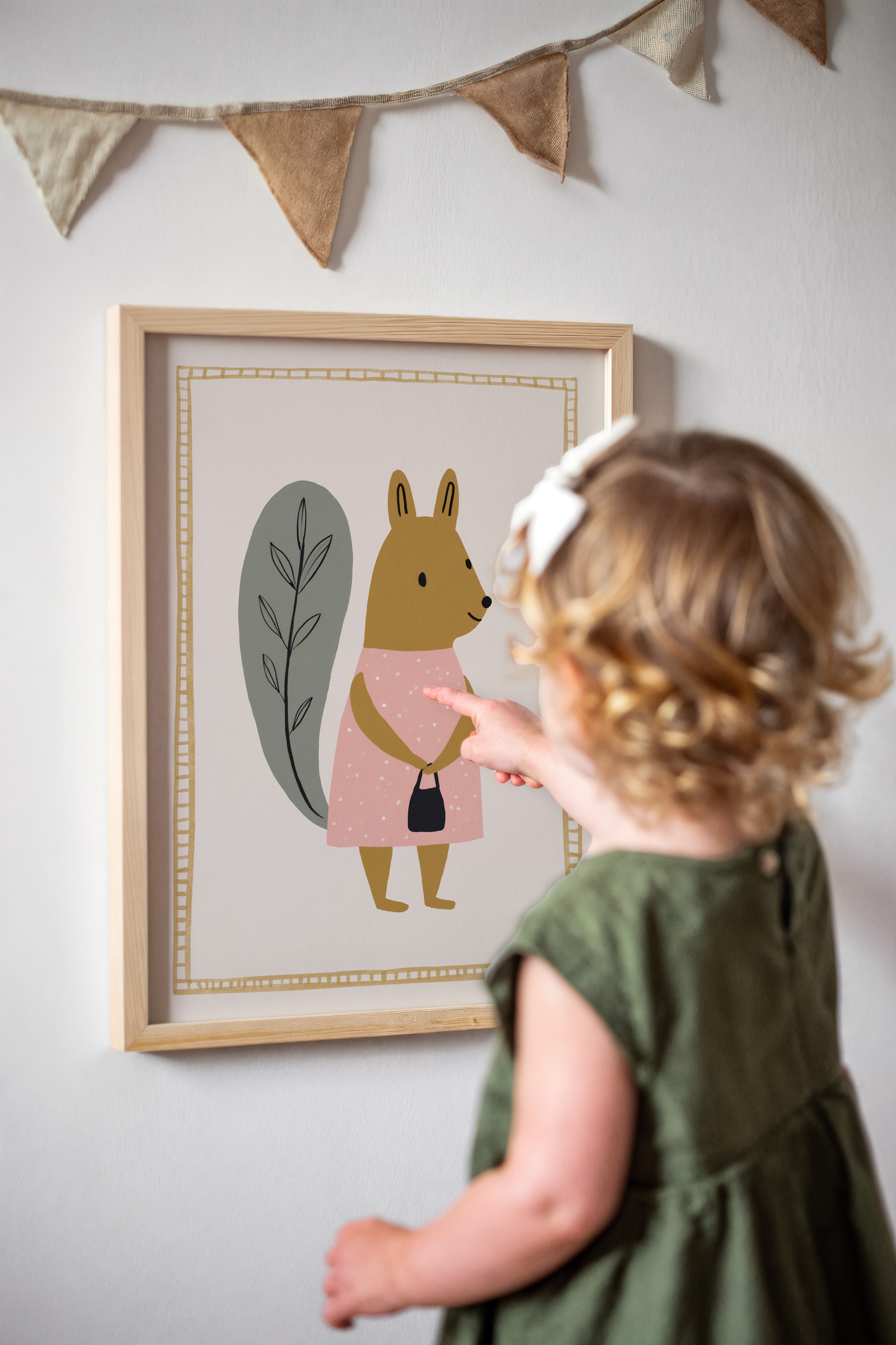 Kinderkamer print - Eekhoorn met jurkje