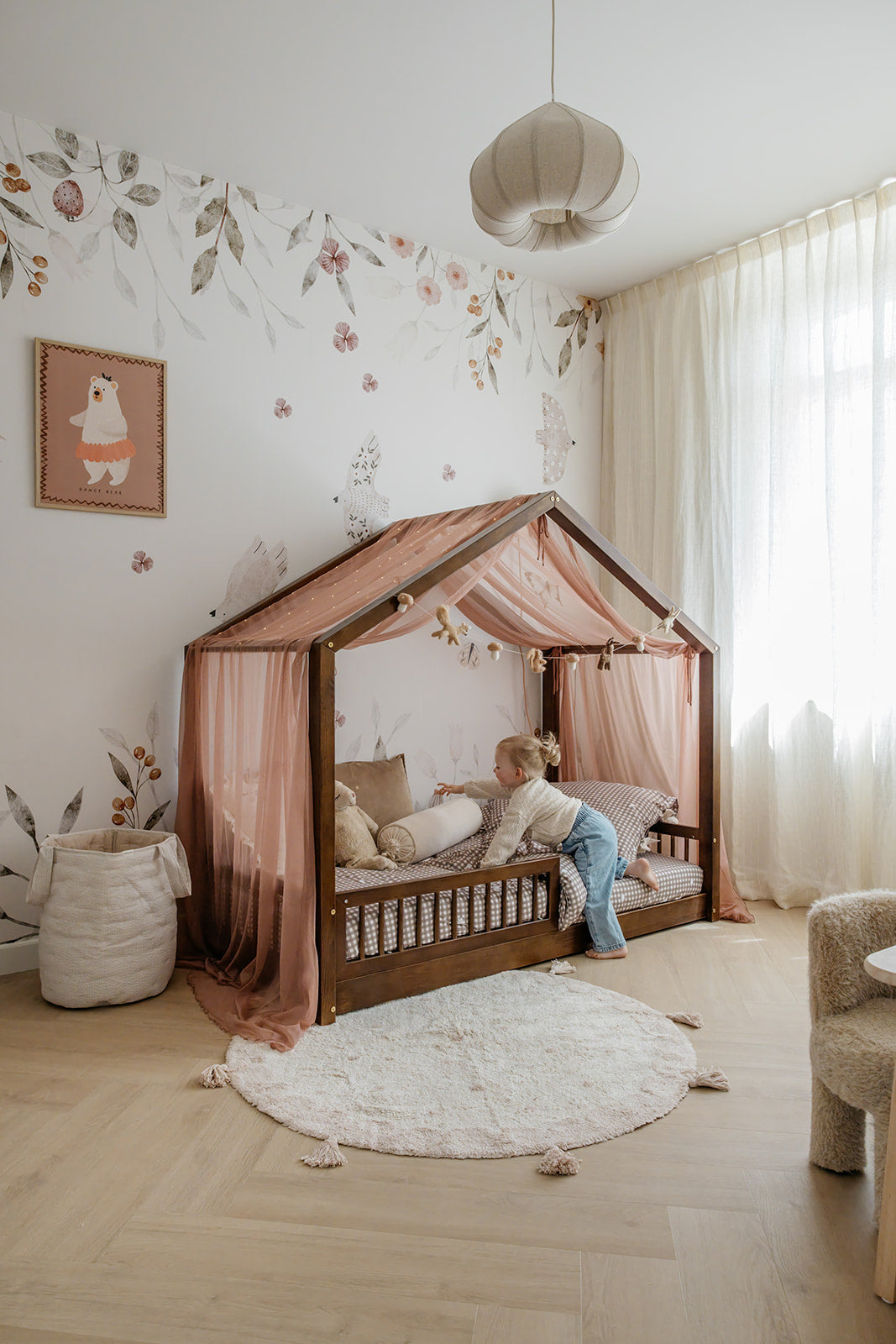 Spring Garden bloemenbehang met botanische print en kinderkamer poster Ballerina Beer in een sfeervolle kinderkamer.