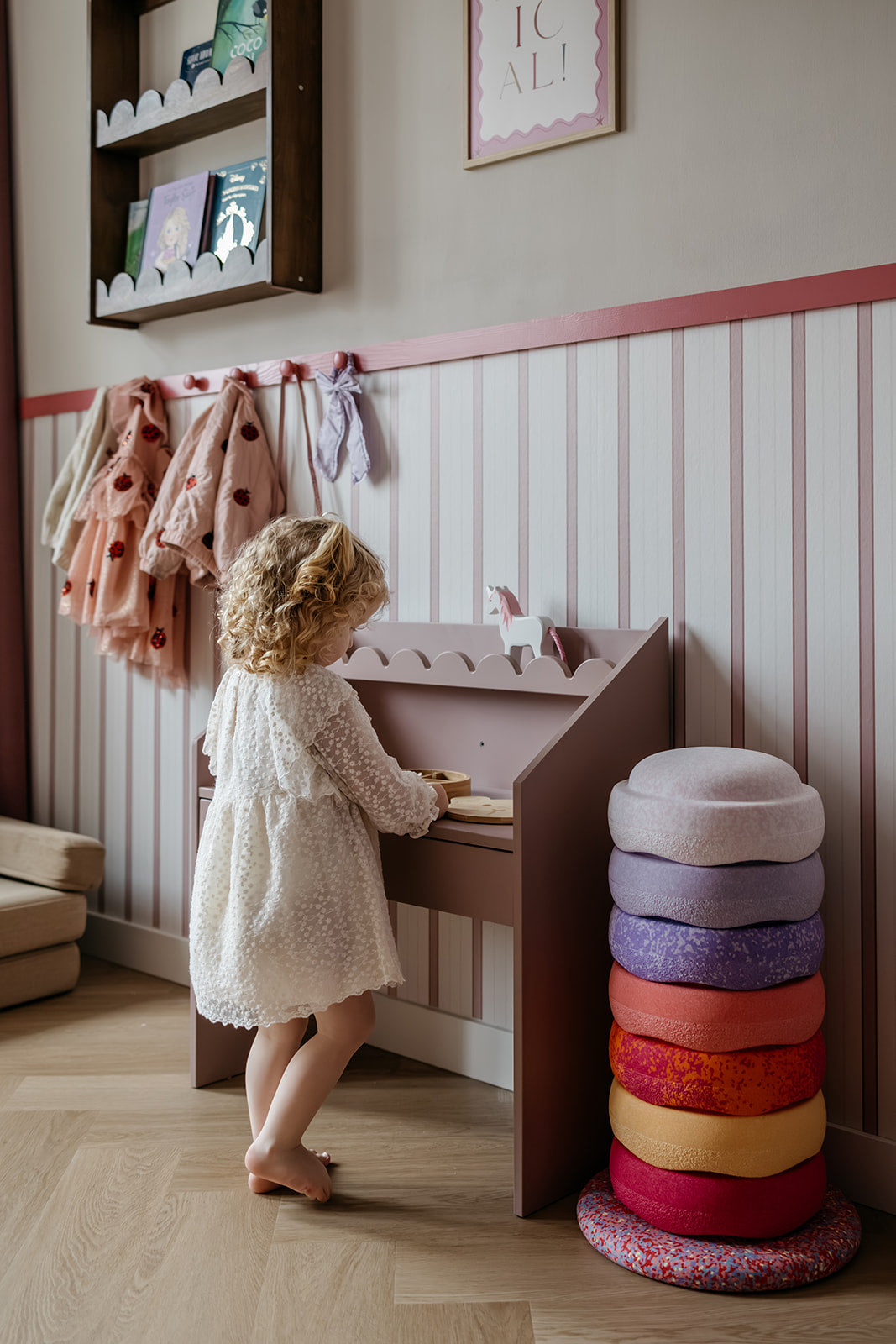 Wallpaper Sweet Stripes - soft pink