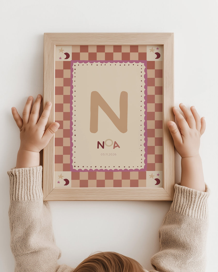 Handen houden de ingelijste Naamposter Bont & Blij - terra poster voor de kinderkamer