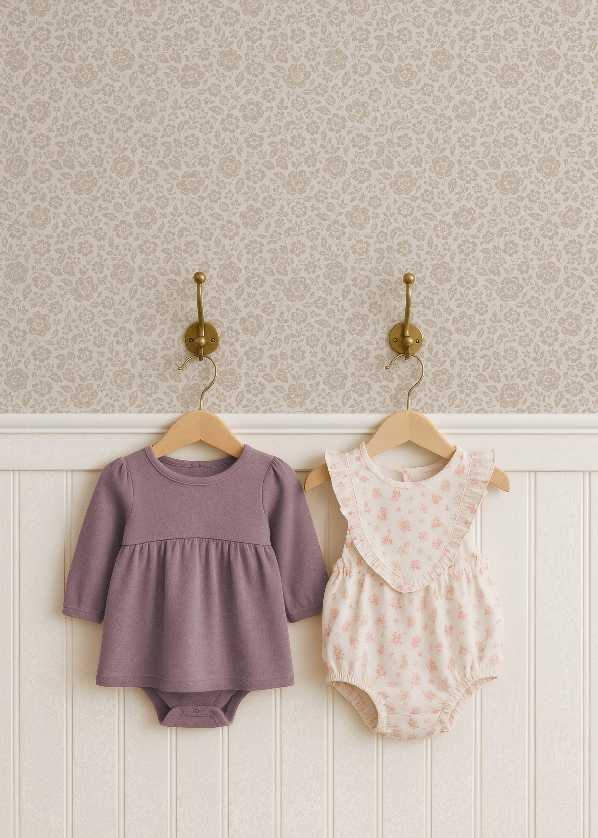 Meadow Bloom linen bloemenbehang boven witte lambrisering met kinderkleding aan houten hangers