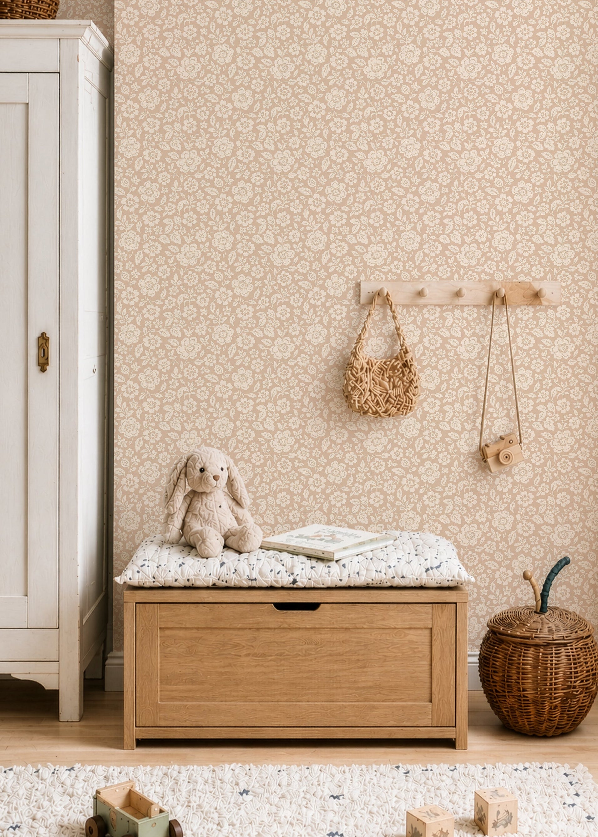 Kinderkamer met Meadow Bloom hazel bloemenbehang, witte kast en houten opbergbank