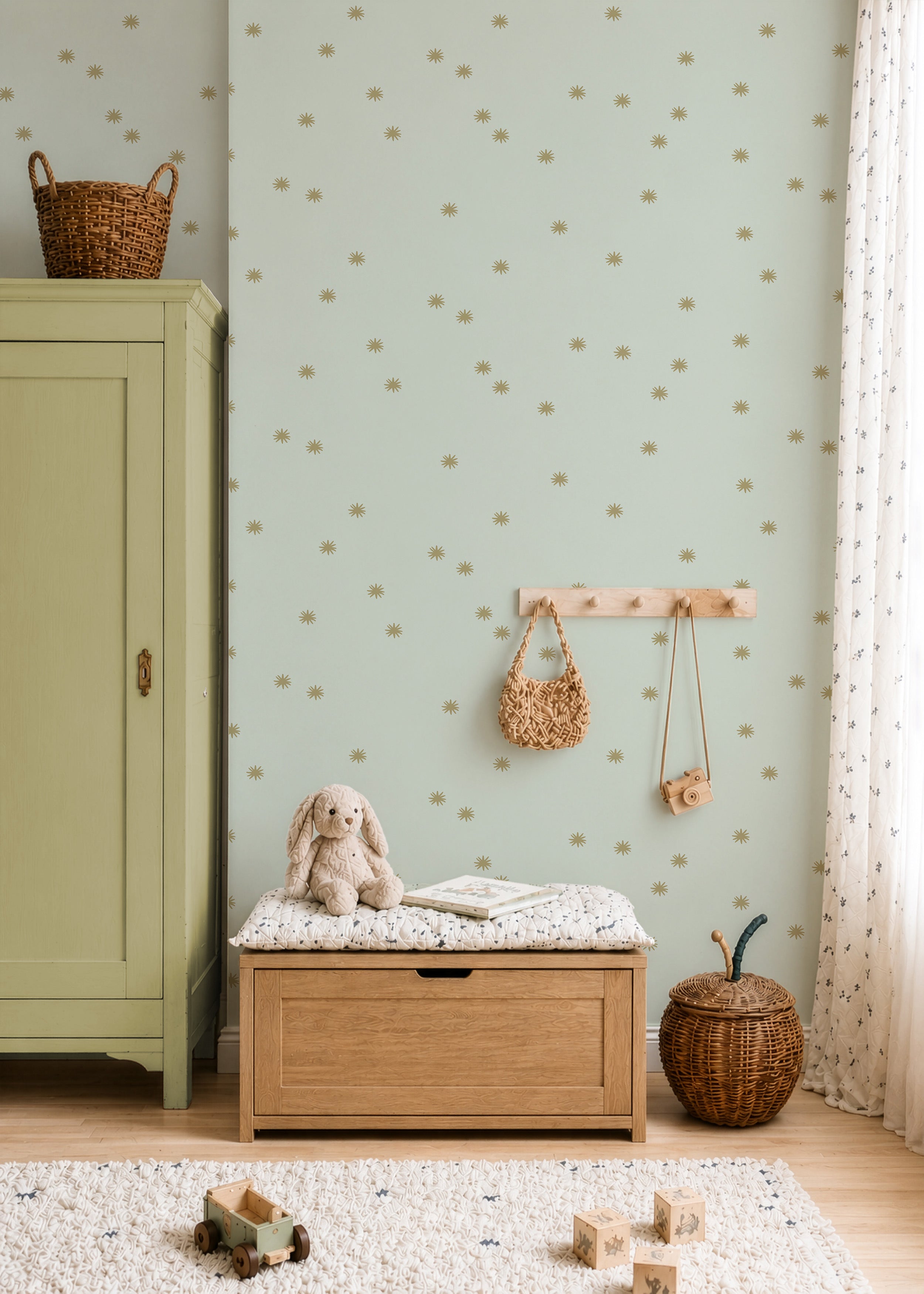 Kinderkamer met Tiny Stars sage mist sterrenbehang, houten opbergbank en rotan manden