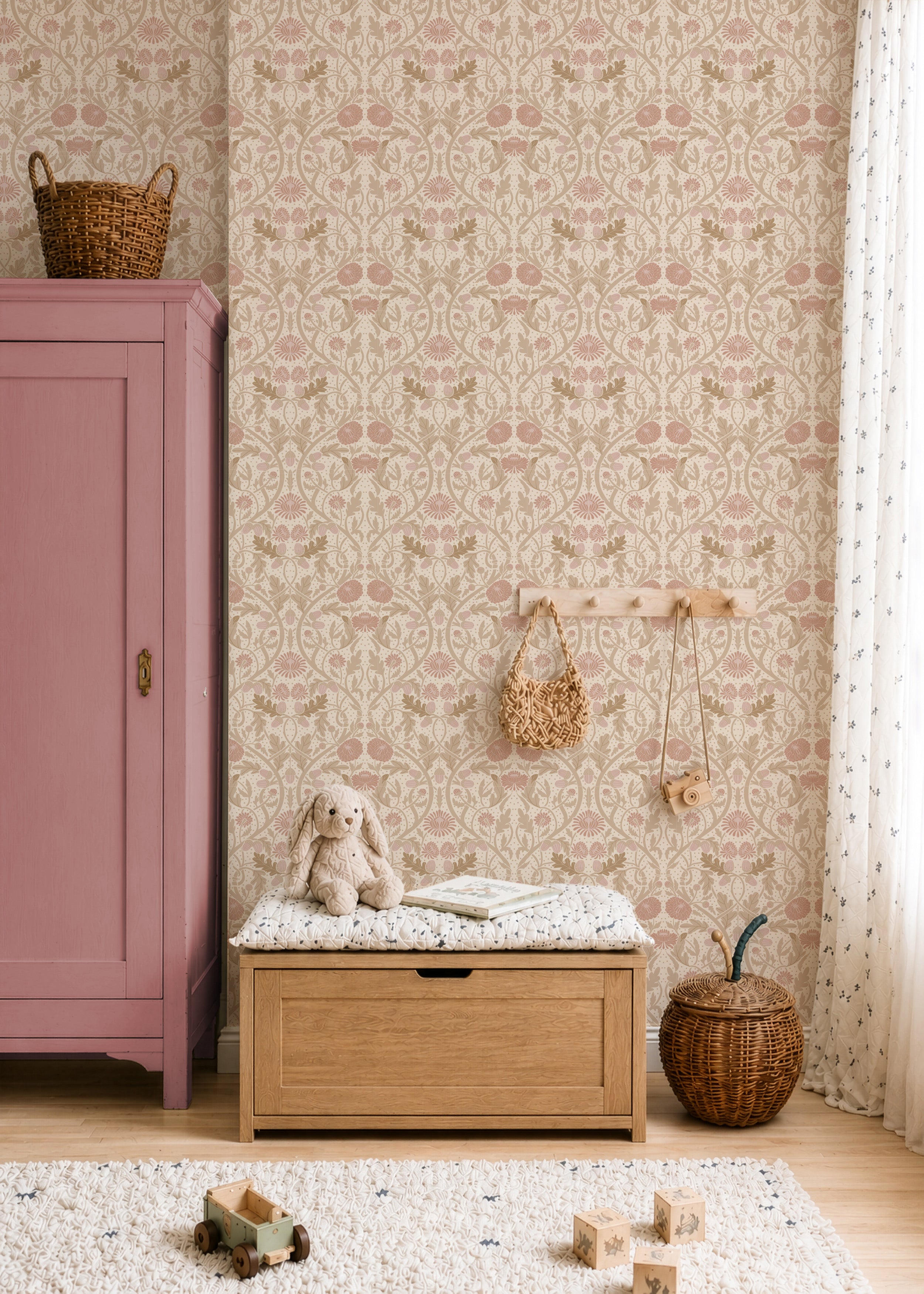 Kinderkamer met Willow Bloom linen behang, roze kast en houten opbergbank