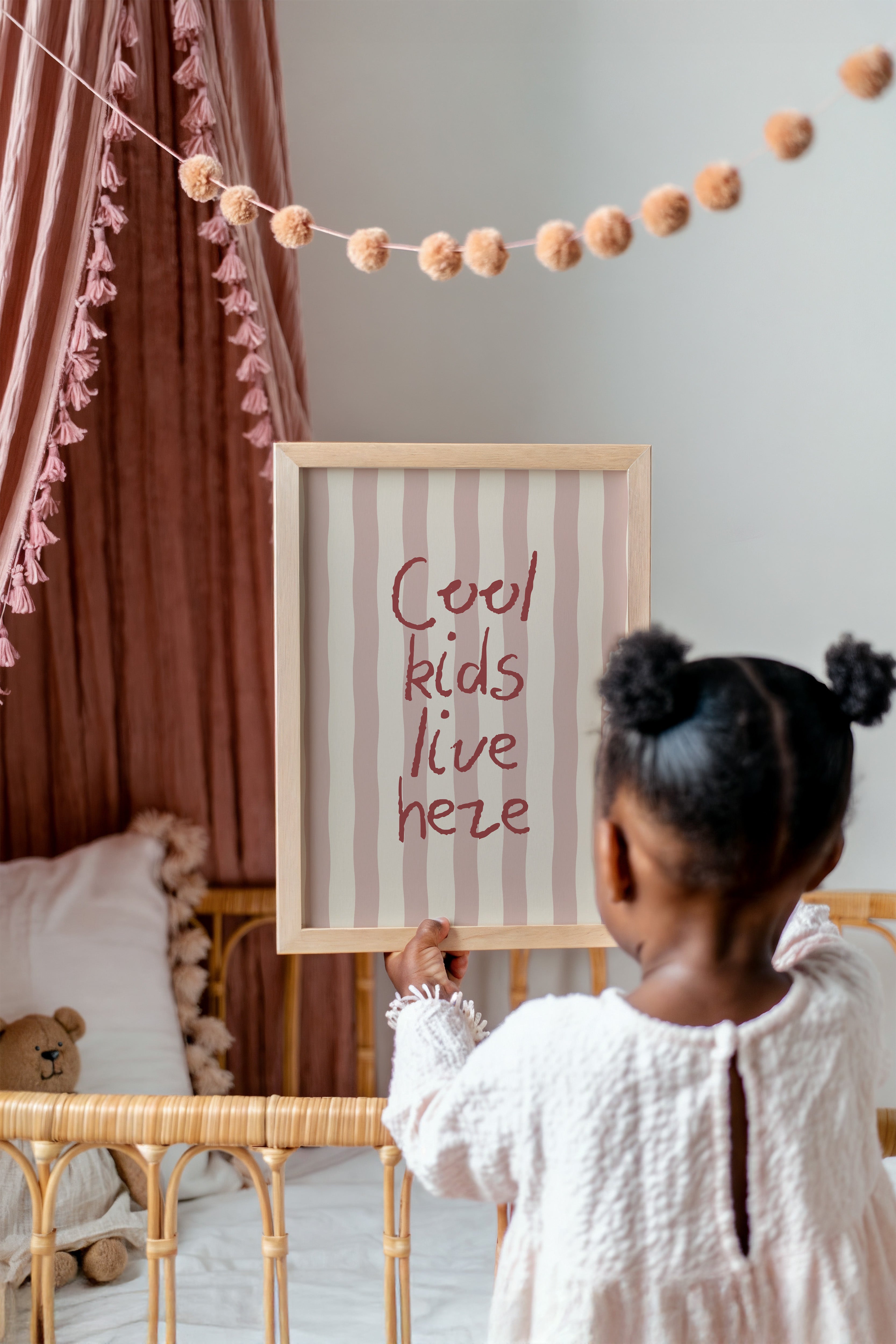 Kinderkamer print - Cool kids live here | roze