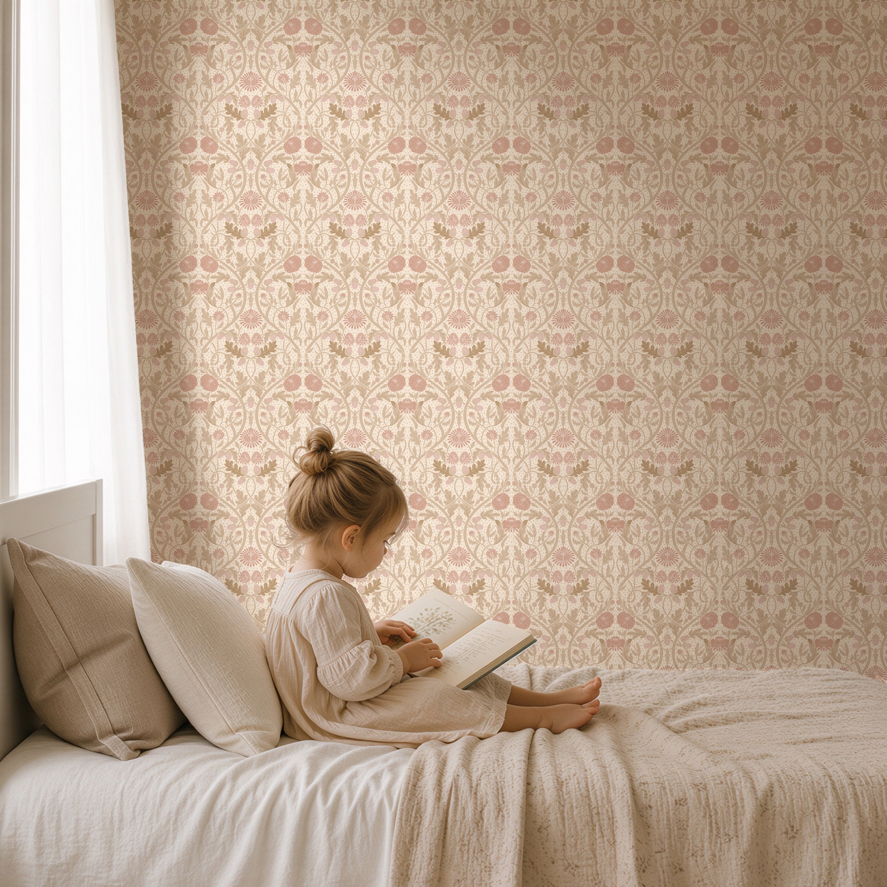 Meisje met boek op bed in kinderkamer met Willow Bloom linen botanisch behang