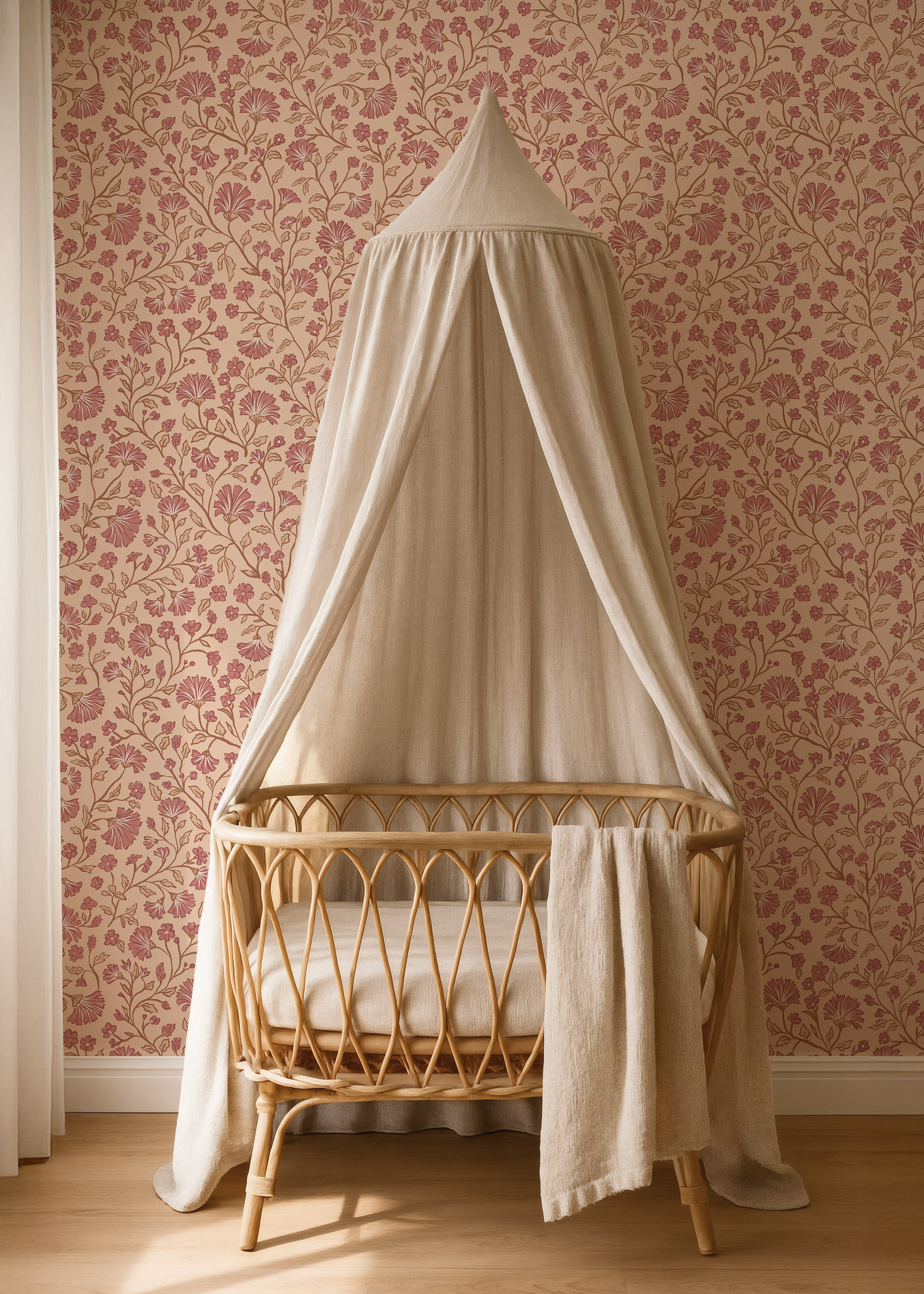 Babykamer met Peach Bloom warm linen bloemenbehang, rotan wieg en crèmekleurige bedhemel