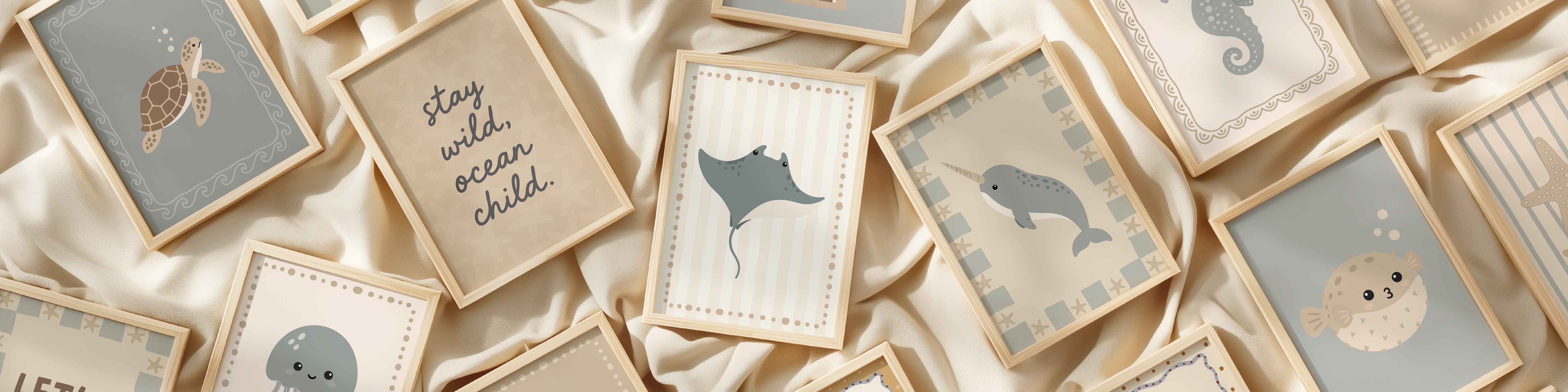 Meerdere ingelijste posters met een zeethema liggen verspreid op een zacht, beige geplooid doek. De illustraties tonen onder andere een zeeschildpad, pijlstaartrog, narwal, kogelvis, zeepaardje, kwal en zeester in rustige pastelkleuren. Tussen de dierenposters staat een poster met de tekst “stay wild, ocean child”. De lichte houten lijsten en neutrale tinten creëren een warme, dromerige sfeer die goed past in een baby- of kinderkamer.
