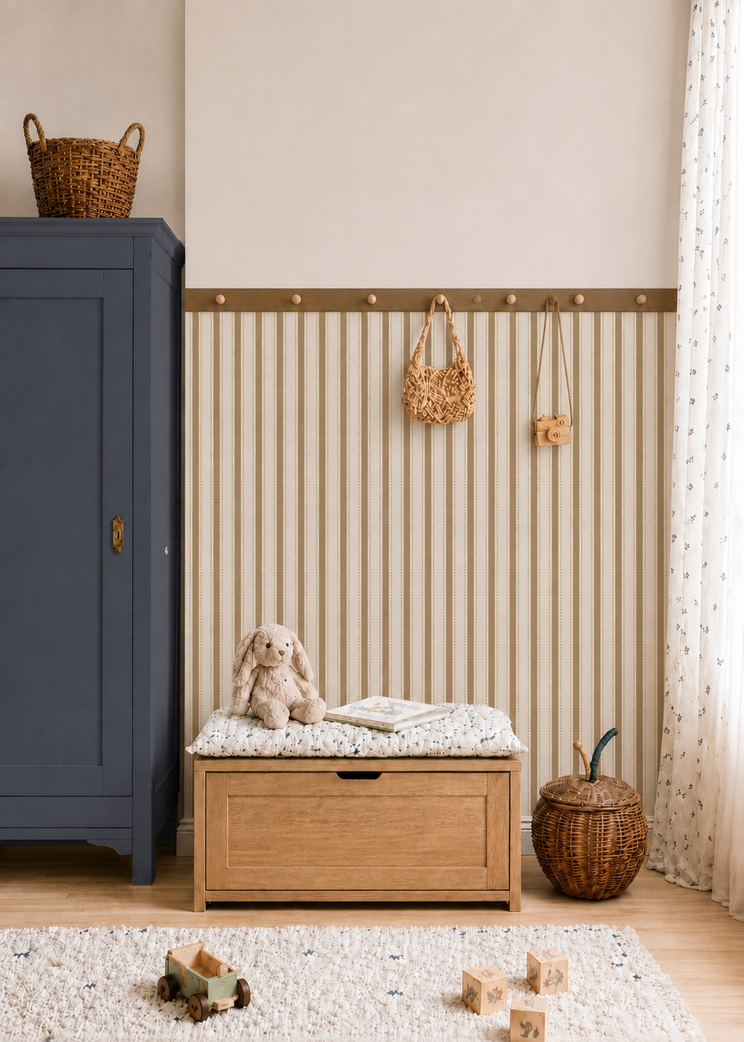Dotted Stripes Cashmere behang in een kinderkamer met houten wandplank
