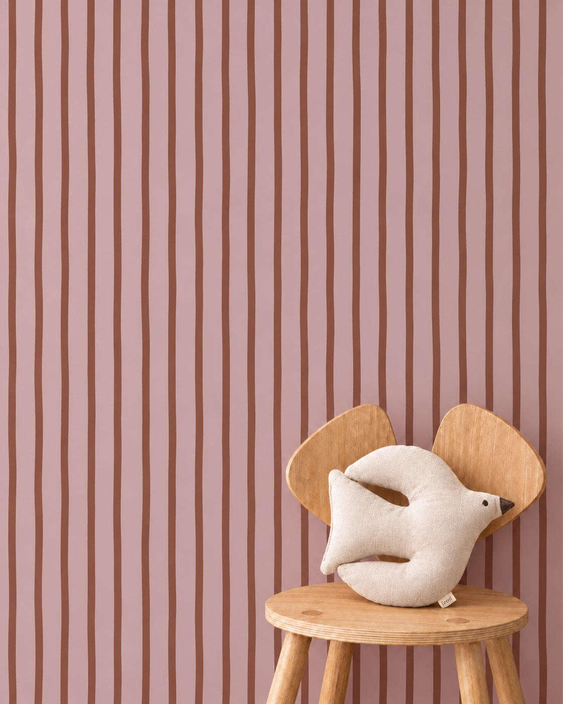 Flow Stripes - lilac cacao behang als achtergrond bij een houten stoel met een wit vogelkussen