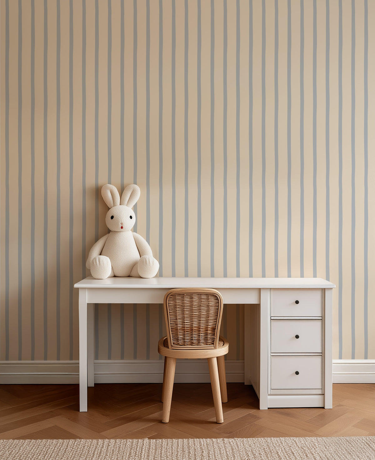 Flow Stripes - vanilla blue behang als achtergrond bij een kinderbureau