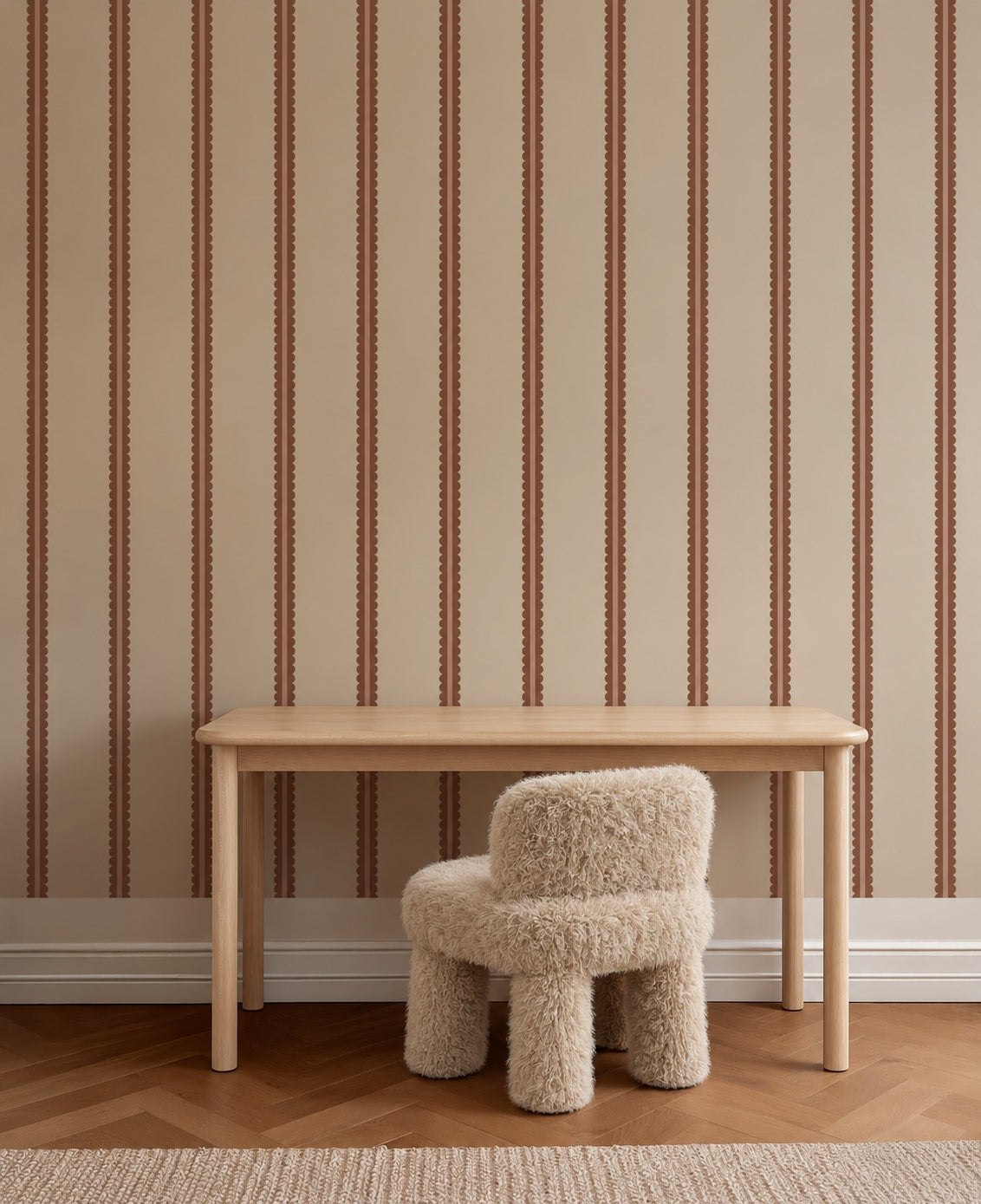 Scalloped Twins - powder blush behang als achtergrond bij een houten bureau en een zachte stoel