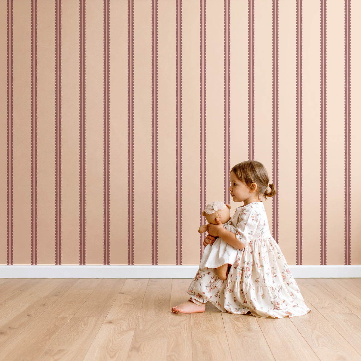 Scalloped Twins - soft plum behang als achtergrond bij een kind met een knuffel