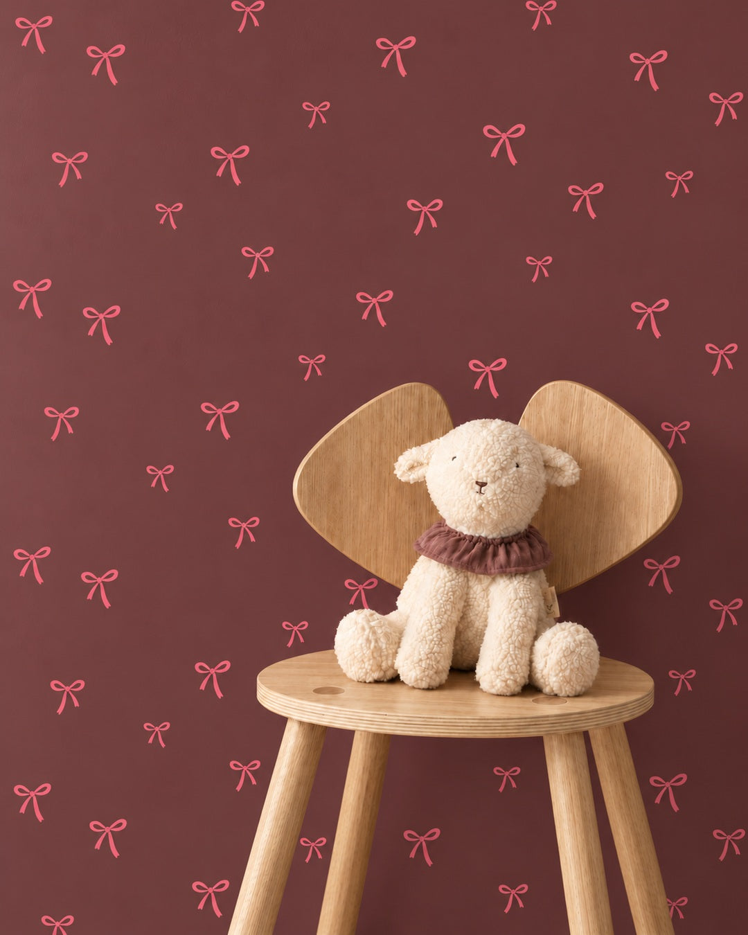 Strikjes - velvet burgundy behang als achtergrond bij een rustig ingerichte kinderkamer