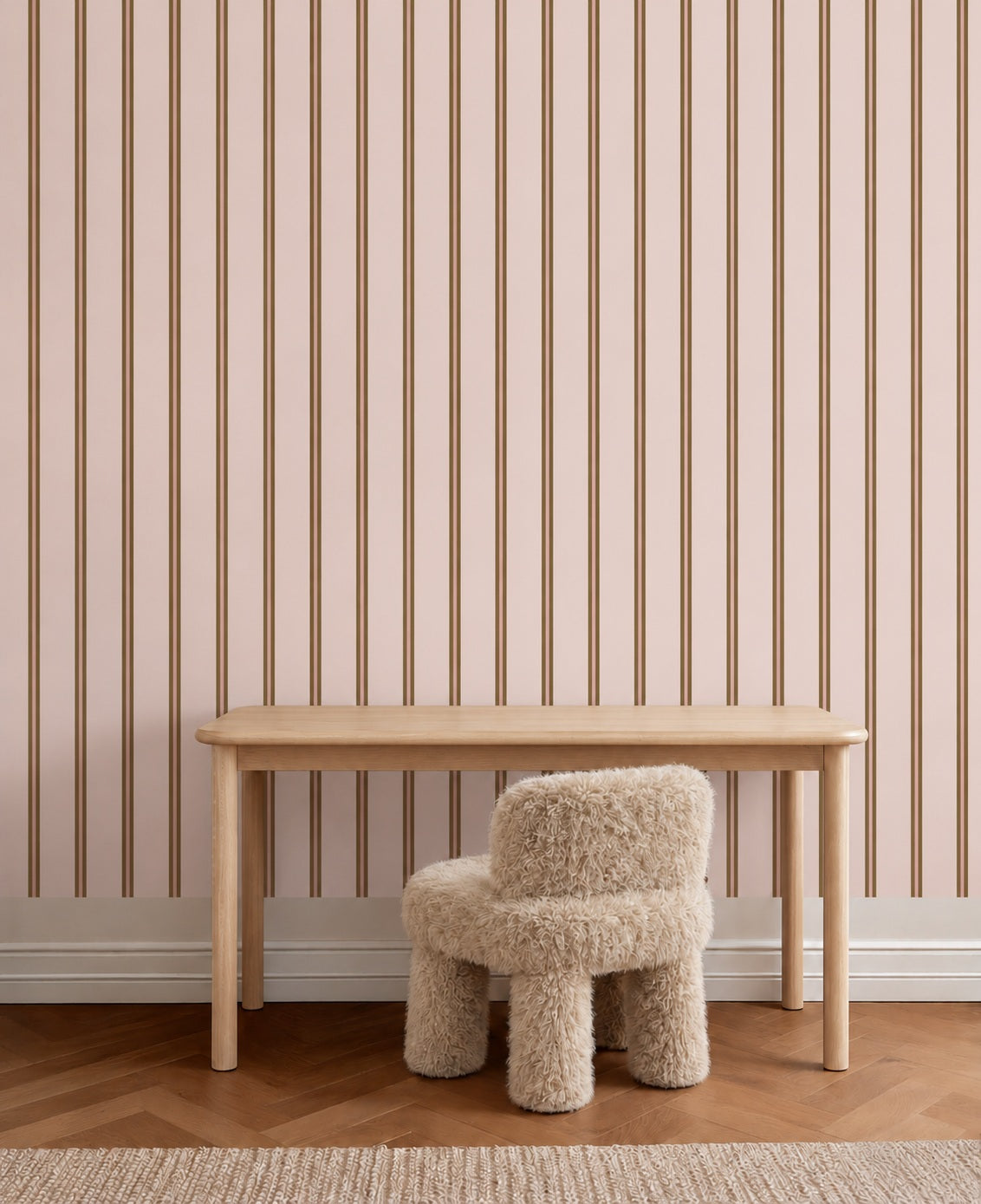 Twin Stripes - blush olive behang als achtergrond bij een rustig ingerichte kinderkamer