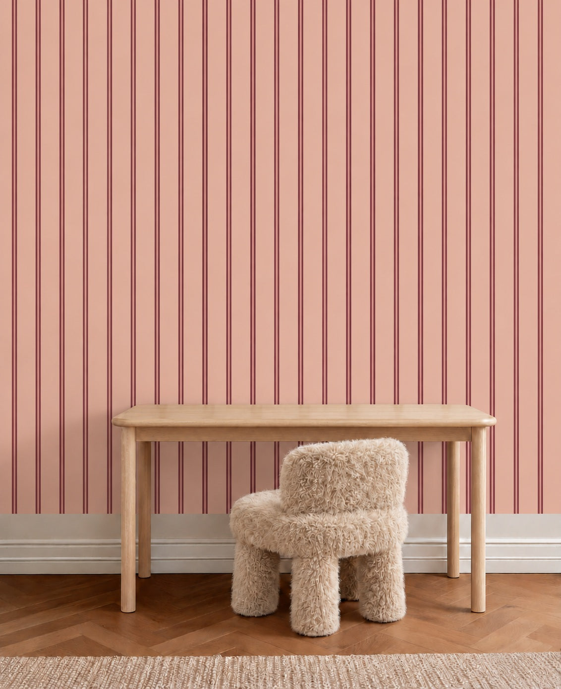 Twin Stripes - blush rouge behang als achtergrond bij een rustig ingerichte kinderkamer