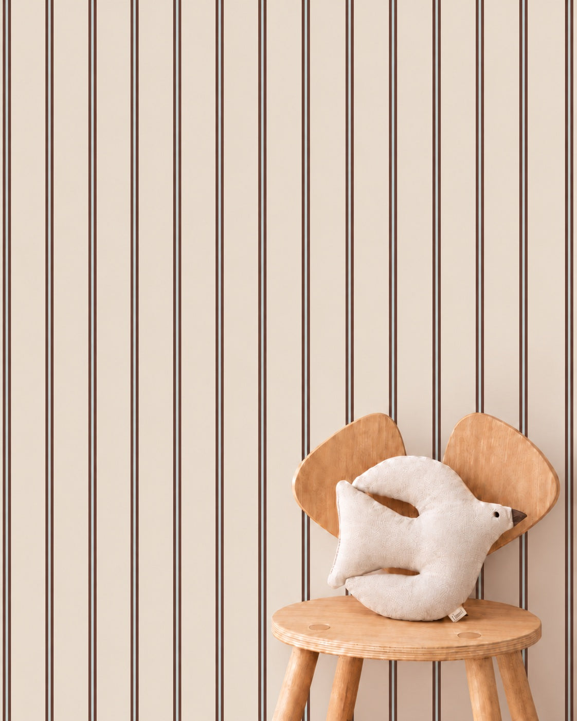 Twin Stripes - mocca mist behang als achtergrond bij een rustig ingerichte kinderkamer