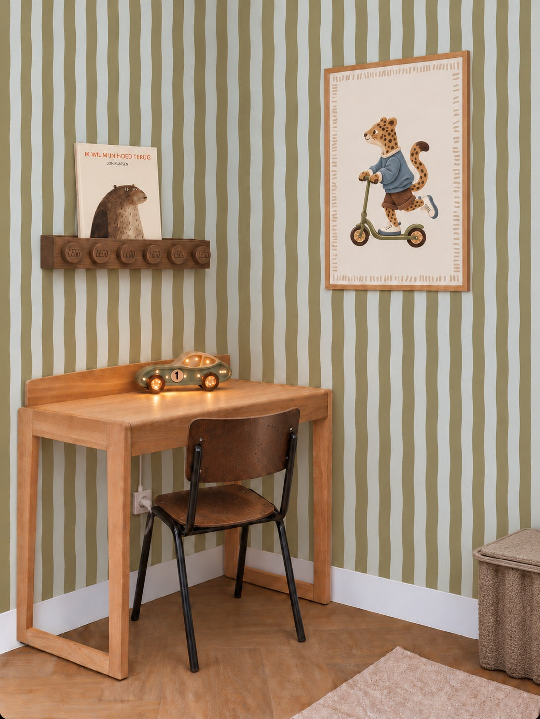 Wavy Stripes - olive mist behang als achtergrond bij een houten bureau en een dierenposter