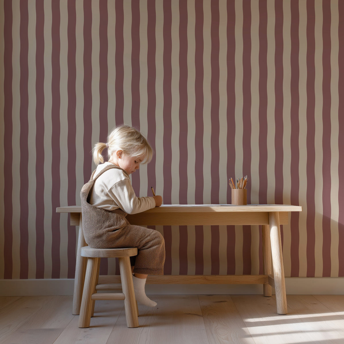 Wavy Stripes - plum behang als achtergrond bij een kind aan een houten bureau