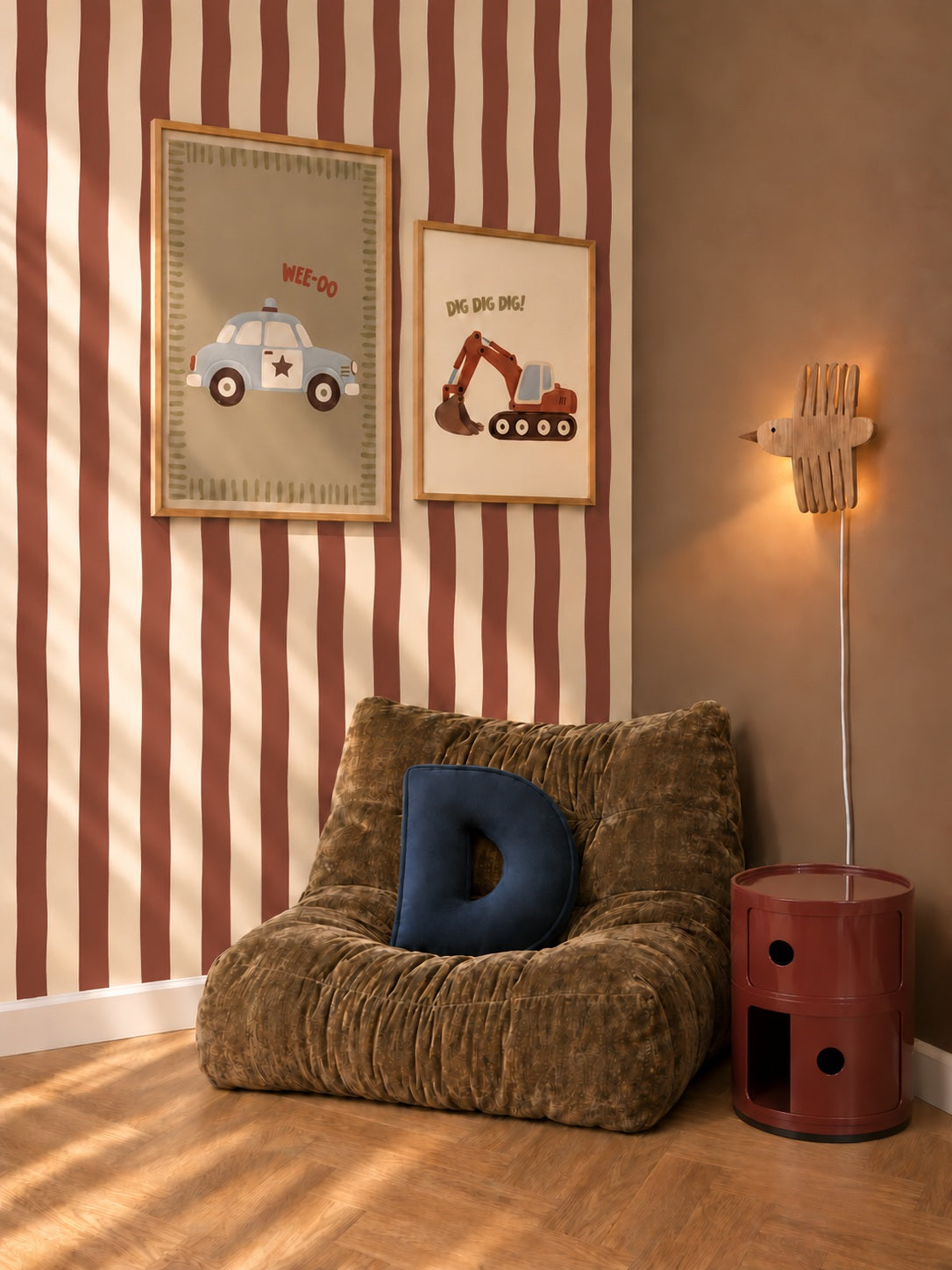 Wavy Stripes - soft burgundy behang als achtergrond bij een knusse fauteuil en wanddecoratie