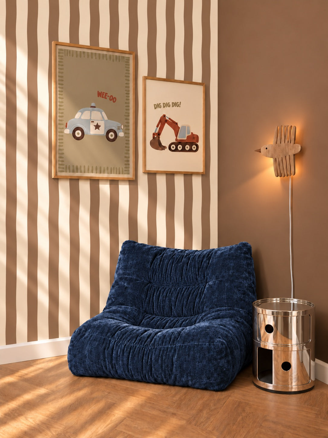 Wavy Stripes - warm brown behang als achtergrond bij een knusse fauteuil en wanddecoratie