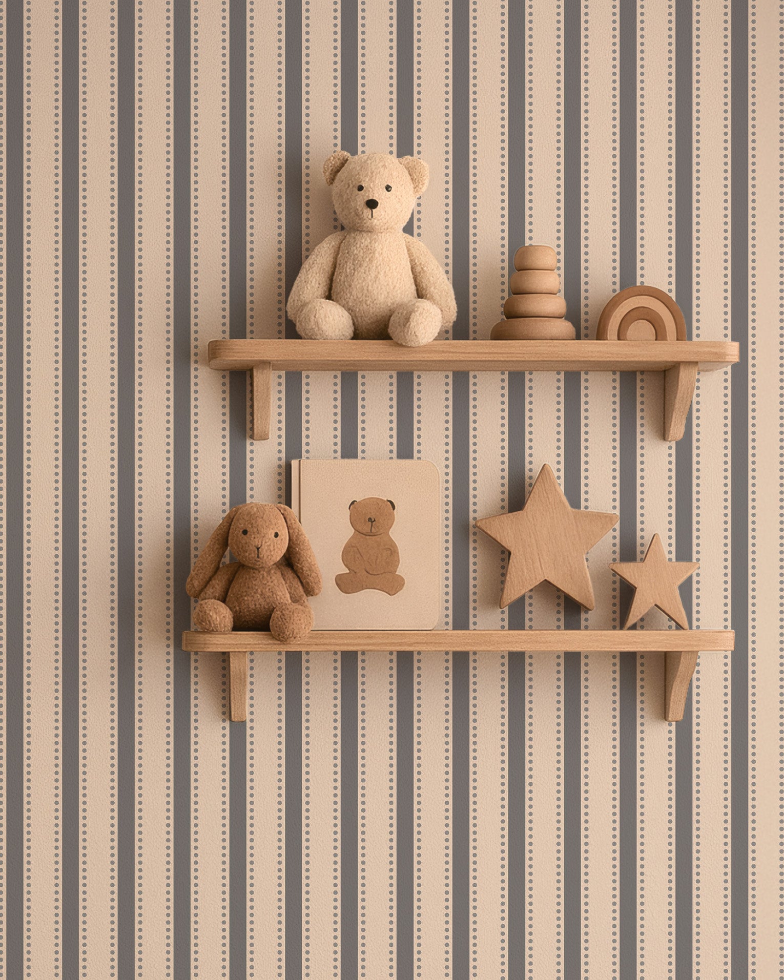Blauw gestreept kinderkamerbehang met houten wandplanken en speelgoed