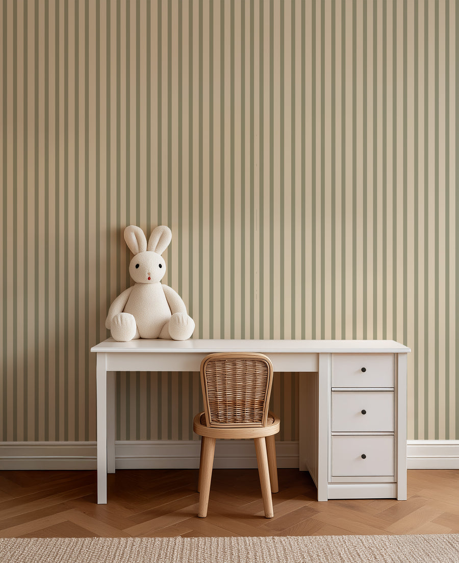 Kinderbureau tegen saliegroen gestreept behang Stripes