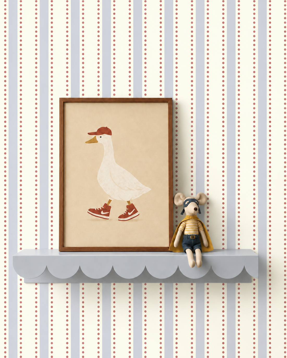 Blauw gestreept kinderkamerbehang met berryrode stippen en houten posterlijst