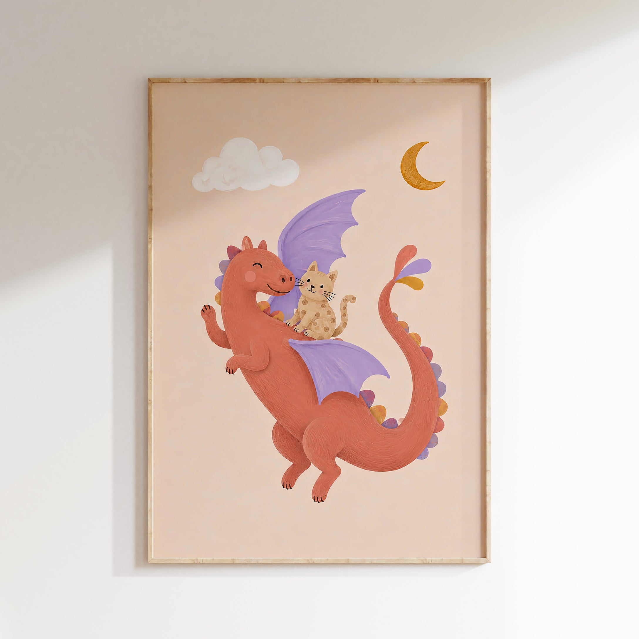 Drakenposter voor de kinderkamer met vliegende draak en poes in de wolken