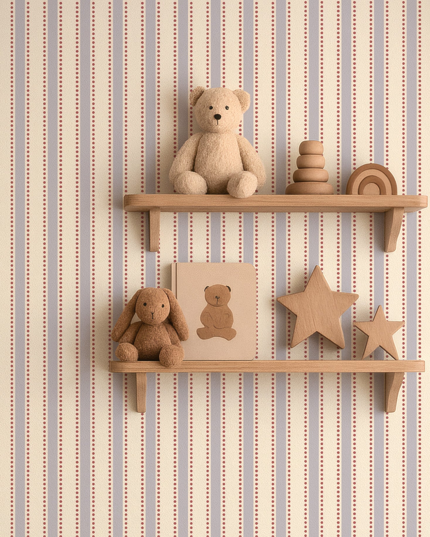 Gestreept Berry Blue behang in een babykamer met houten wandplanken en knuffels