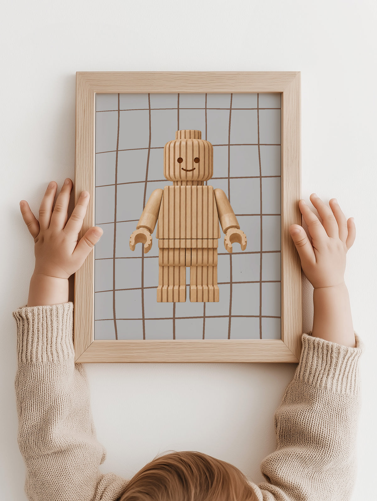 Kinderhanden houden de Block Buddy | blue cacao poster in een houten lijst