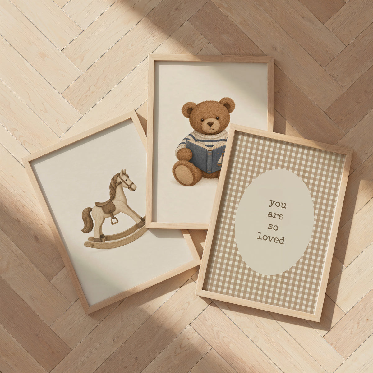 Posterwand met hobbelpaard, teddybeer en tekstposter