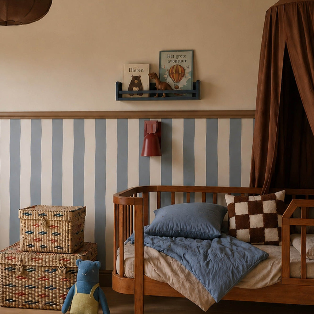 Warme jongenskamer met gestreept behang
