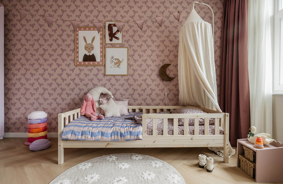 Kinderkamer make-over met strikjesbehang en posters