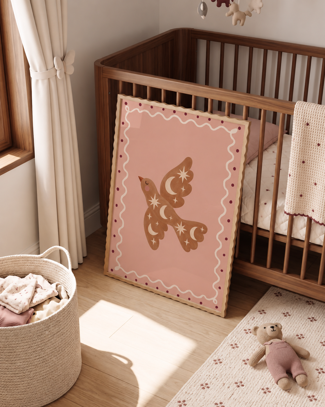 Moonlight Bird poster in roze gestyled in een zachte babykamer