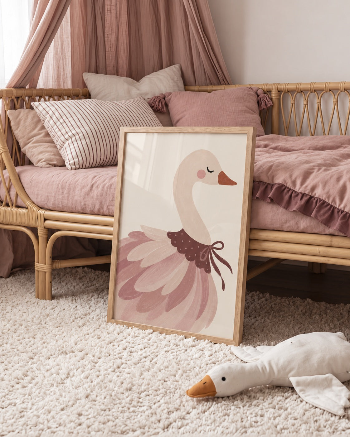 Sierlijke zwaan poster bij een rotan bankje en roze beddengoed in een warme kinderkamer