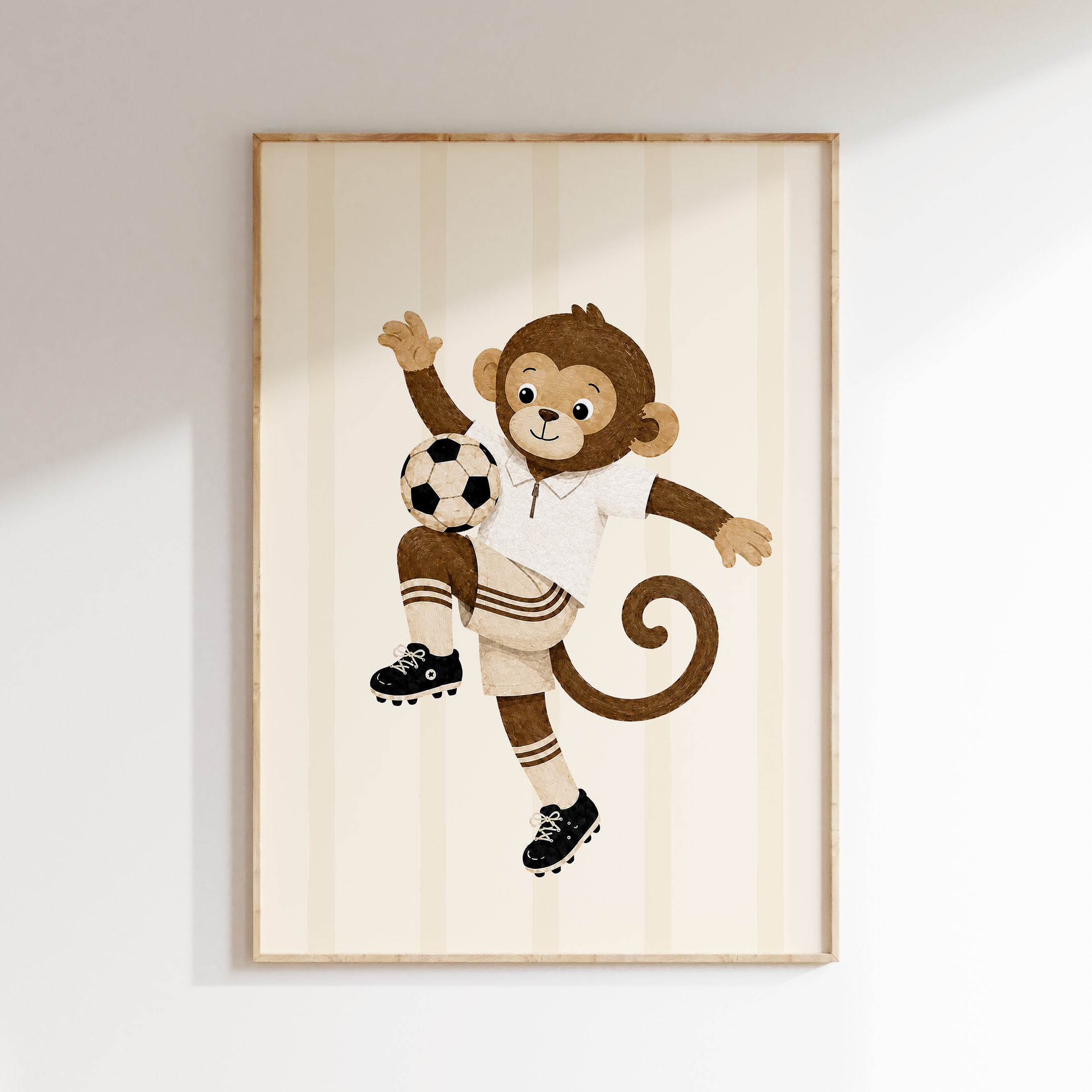 Kinderkamer poster met vrolijke aap in voetbaltenue en zwart-witte voetbal