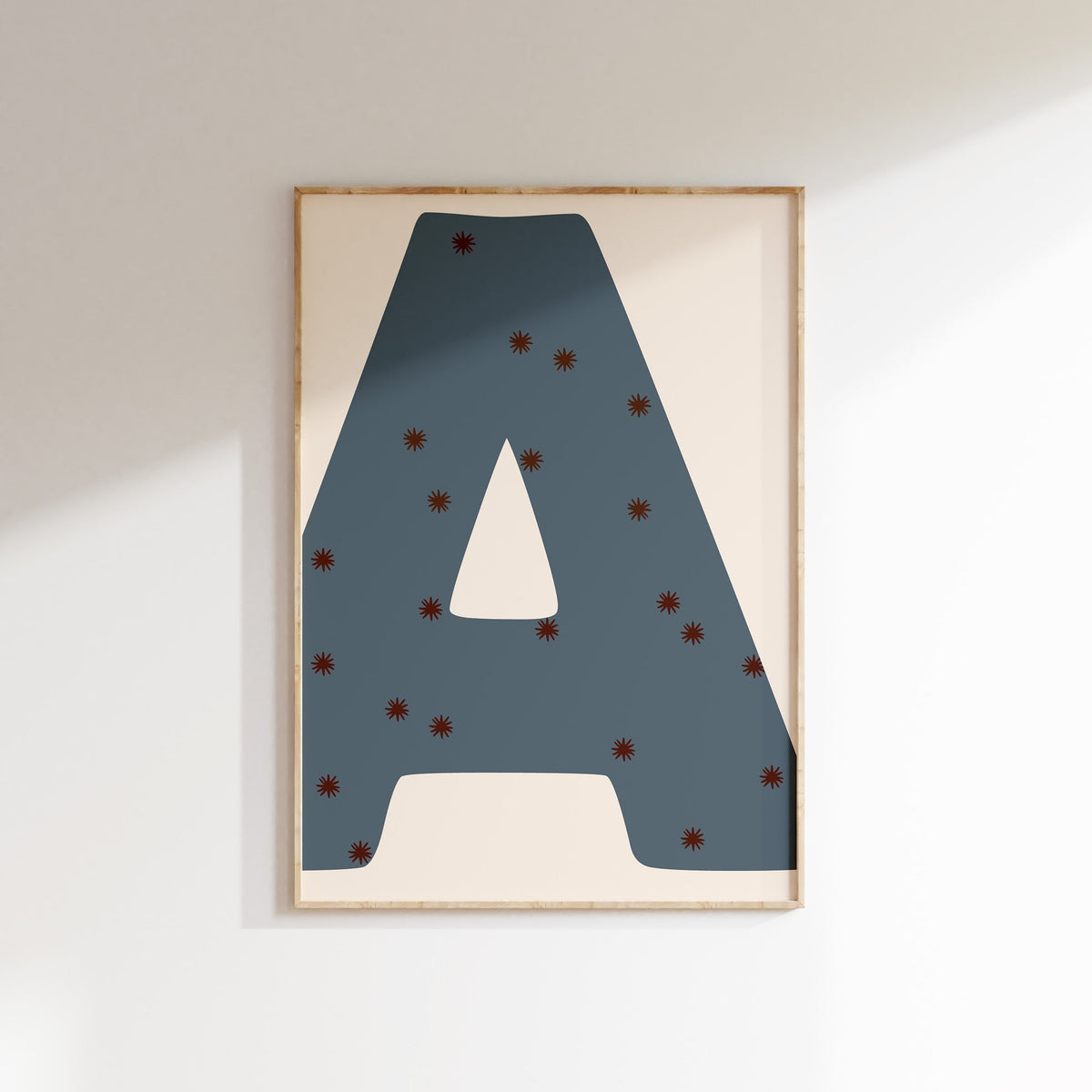 Letterposter Stars blue met grote initiaal en kleine sterretjes