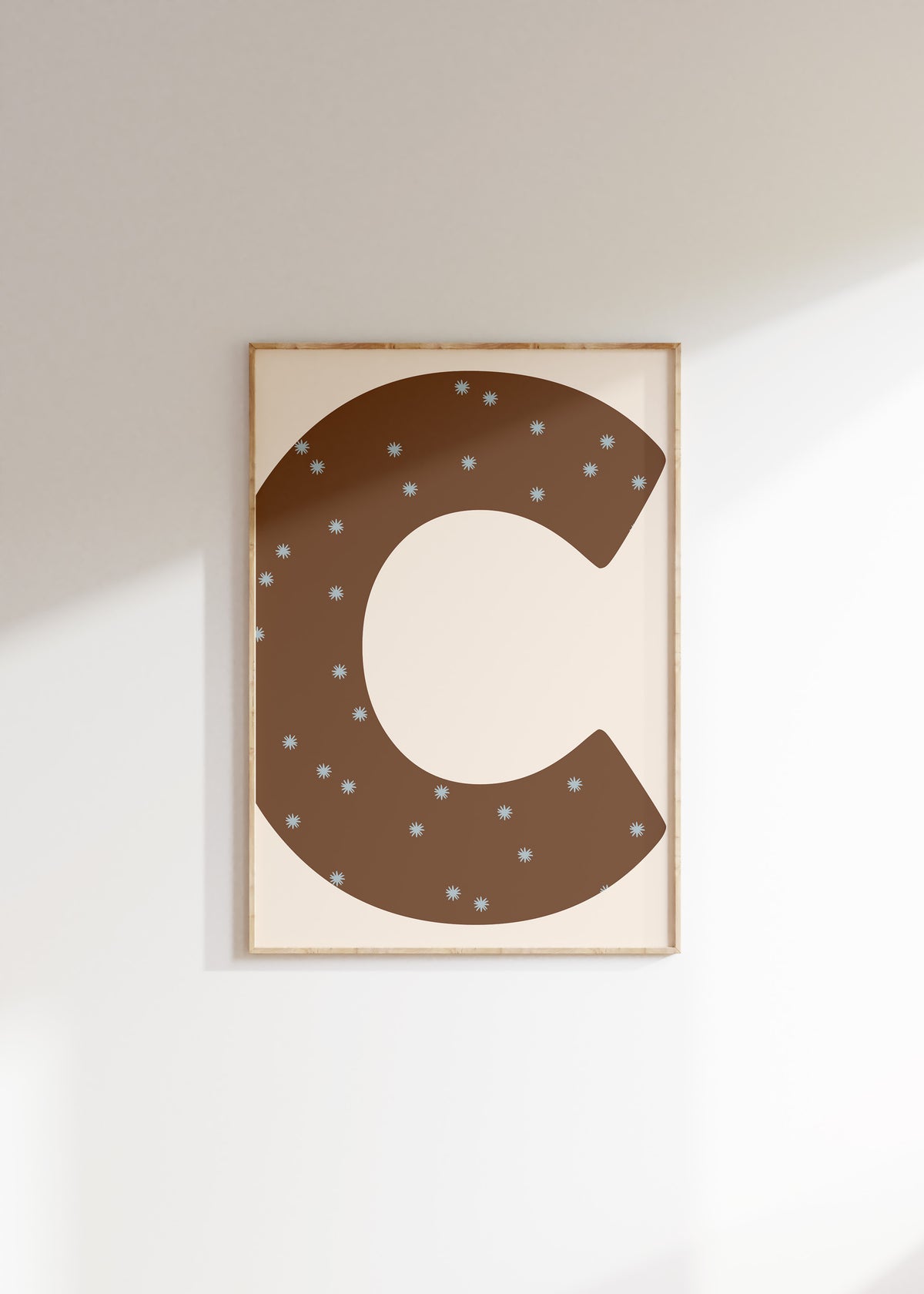 Letterposter Stars brown met grote initiaal en kleine sterretjes